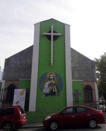 Los puestos de antojitos mexicanos ofrecen tamales, gorditas y enchiladas a los visitantes de la celebración cerca del templo. | Redes sociales