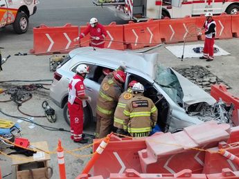 Cuerpos de rescate maniobrando para sacar a la mujer lesionada. | Agustín Martínez