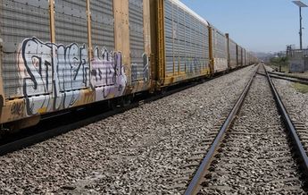 El cruce ferroviario de Vito Alessio Robles mantiene flujo constante de transporte pesado y poca infraestructura preventiva.