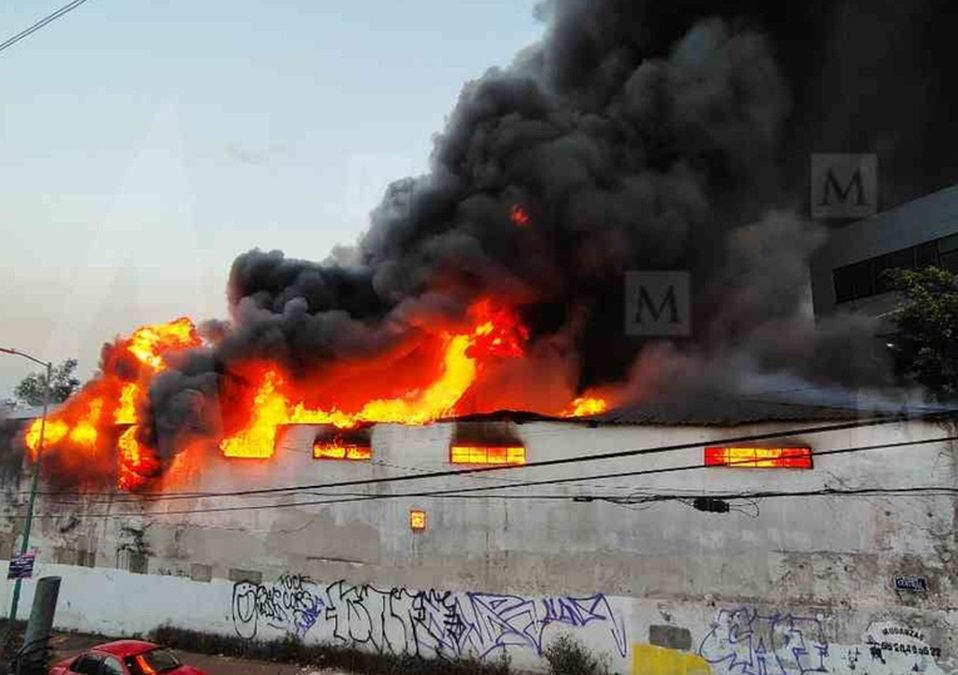 Incendio en bodega de San Pedro de los Pinos moviliza a cuerpos de emergencia. / Jorge Becerril