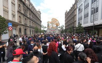 Personas congregadas en el Centro Histórico luego del sismo/ Javier Ríos