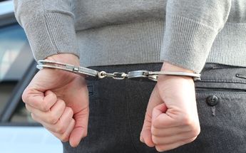 Imagen ilustrativa de un hombre siendo arrestado / Pixabay