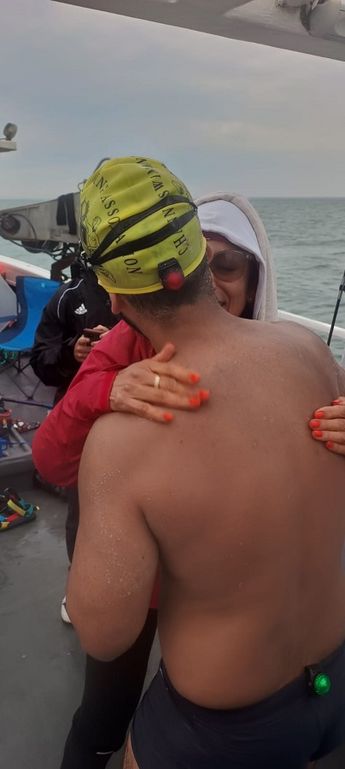 Así fue el recibimiento hacia Elías Jauli tras completar la nadada maratónica en Europa / Especial
