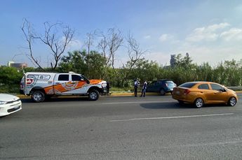 Un auto compacto se accidentó y quedó atravesado en uno de los carriles exprés. | Pamela Villanueva