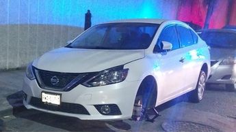 Hombre es sorprendido robando llanta de repuesto para su carro en Centro de Monterrey.| Especial