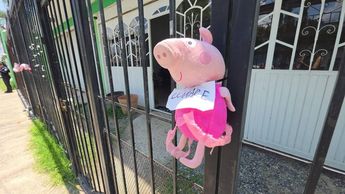 Los muñecos con los mensajes eran colocados en la entrada del plantel. | Policía de Guadalajara