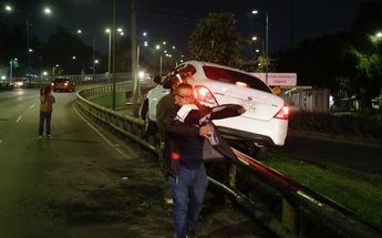 Policía ebrio choca en Iztapalapa / Enrique Luna