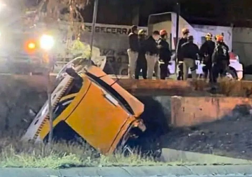 El taxi quedó volcado con impactos de bala en la avenida Luis Donaldo Colosio. | Especial