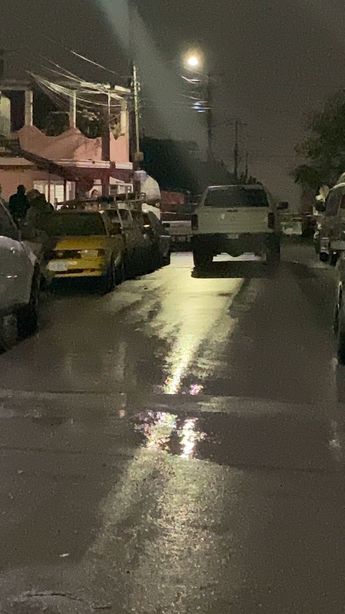 De acuerdo a testigos durante el ataque se escucharon al menos 10 detonaciones y posteriormente los atacantes huyeron a bordo de una motocicleta.