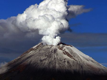Aspecto del volcán Popocatépetl con deshielo evidente, visto desde Puebla / Agencia Es Imagen