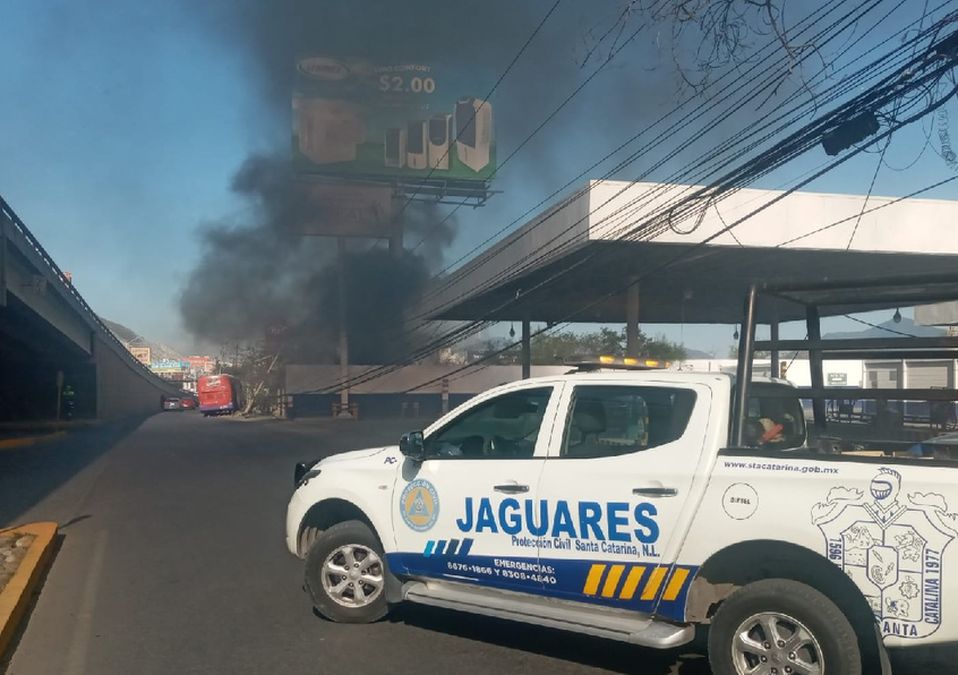 Camión urbano choca, derriba poste y causa incendio en Santa Catarina / Cortesía