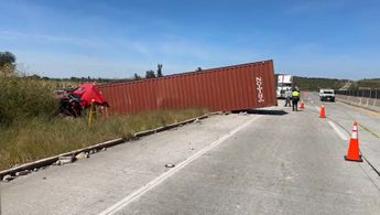 Imagen completa del tráiler volcado en Ixtlahuacán de los Membrillos | Telediario