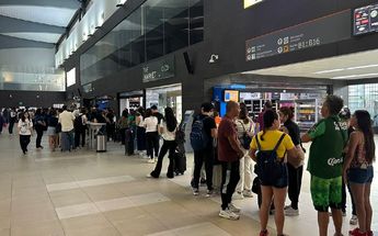 Personas votando en el Aeropuerto de Monterrey | Pedro Delgado
