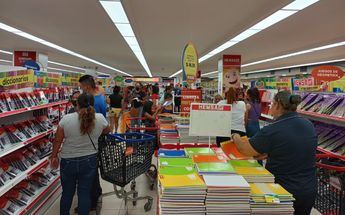 Padres de Familia abarrotan tiendas para comprar útiles escolares en Monterrey / Cynthia Pardo