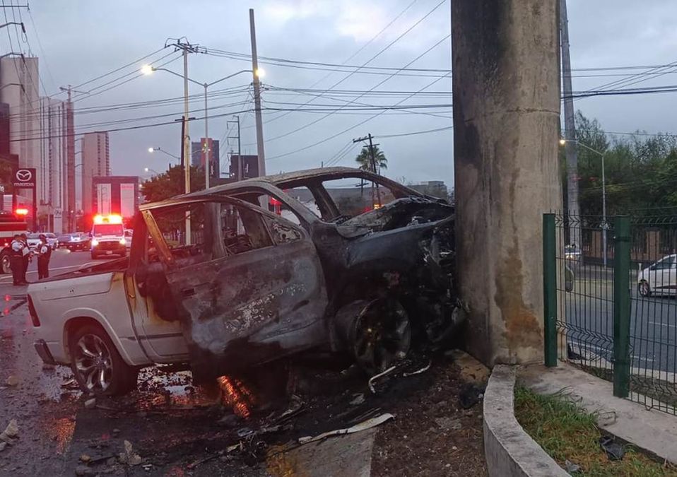 Un hombre murió luego de chocar a bordo de una camioneta y que esta se incendiara. | Francisco Zúñiga Esquivel