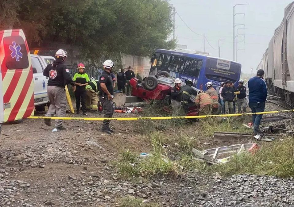 Tren embiste auto y camión urbano en García; hay un muerto y 19 lesionados