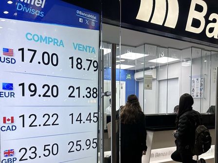 Los dólares se compran en pesos mexicanos en las ventanillas de los bancos | Cuartoscuro