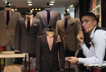 Negocios del Centro Histórico de Puebla ofertan promociones ante la cercanía de las graduaciones / Melanie Torres