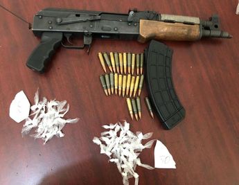 Arma larga y droga asegurada a los detenidos. | Cortesía