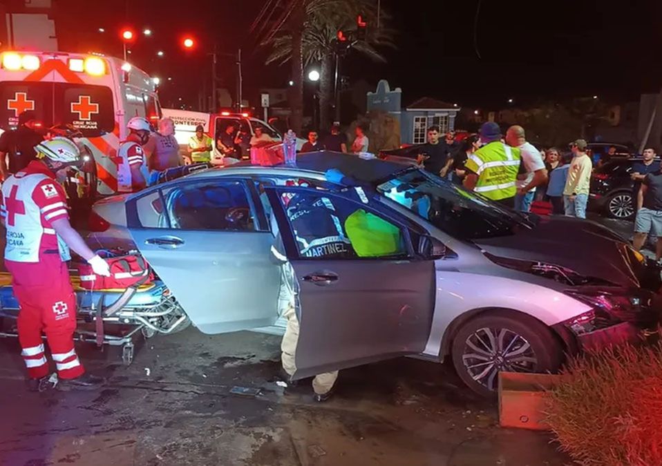 Joven queda atrapado en su auto tras chocar en Cumbres, en Monterrey