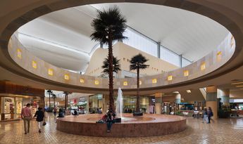 Interior del centro comercial Angelópolis | Fibra Soma
