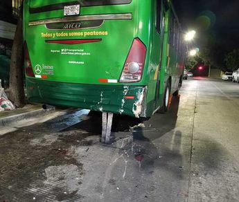 Parte trasera del autobús de la ruta 611 tras el impacto de la motocicleta | Telediario