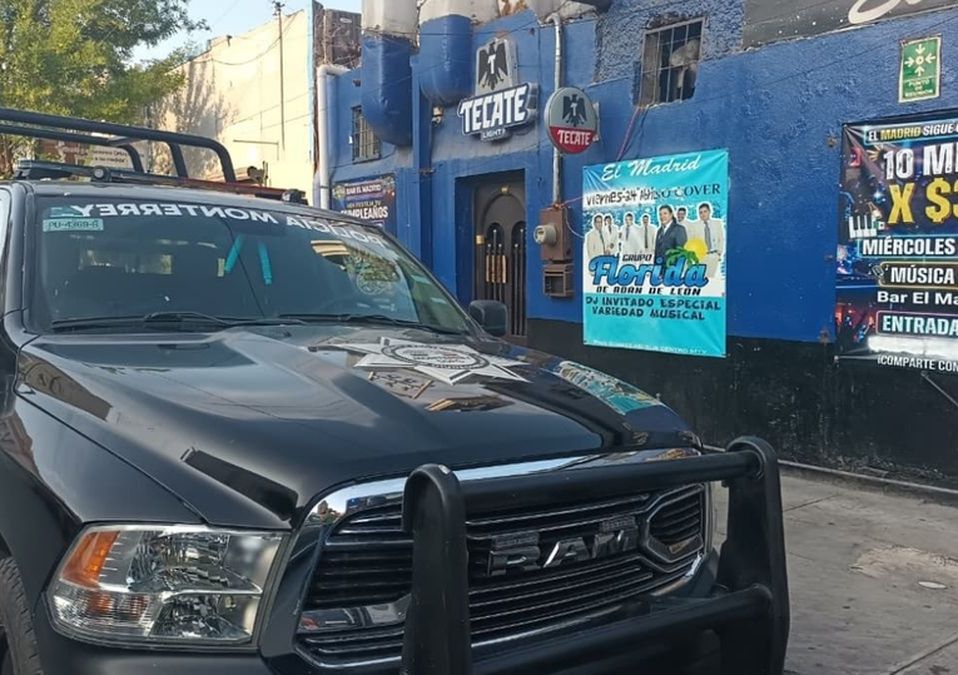 Elementos de la Policía de Monterrey acordonaron el área sobre la avenida Pino Suárez tras el reporte del deceso. | Especial