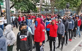 Contingente con playeras blancas, negras y rojas se unen a la marcha por el caso Ayotzinapa / Miguel Sarmiento