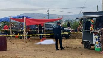 Autoridades resguardaron el área tras el asesinato de un hombre en un tianguis de Hidalgo. | Guadalupe Trejo