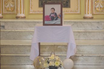 El bebé René fue despedido entre abrazos y el cariño de toda su familia / Es Imagen