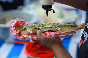 Salsa roja o verde y crema fresca son algunos de los aditamentos que acompañan al molote poblano / Agencia Es Imagen