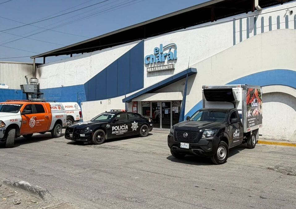 Cuerpos de seguridad acuden a explosión en restaurante en Monterrey.| Susana Paredes