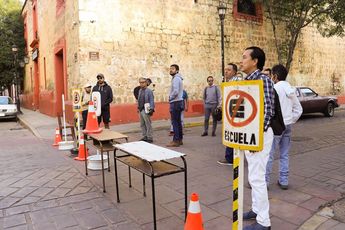 Un grupo de maestros en México se manifiesta afuera de su escuela / Agencia Cuartoscuro