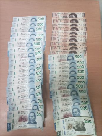 Las autoridades aseguraron los billetes falsos a los hombres detenidos. | Cortesía