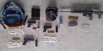 Armas y drogas encontradas en posesión de los implicados. | Cortesía