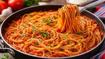 El espagueti rojo puede prepararse sin carne sin perder sabor ni tradición. | Imagen temática creada con ChatGPT