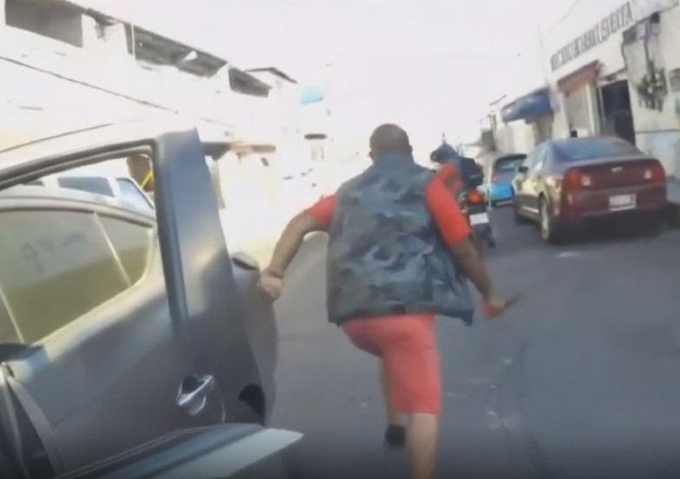 El hombre comenzó la agresión al aventarle el auto a un motociclista que se había parado a auxiliar a otro motero | Telediario
