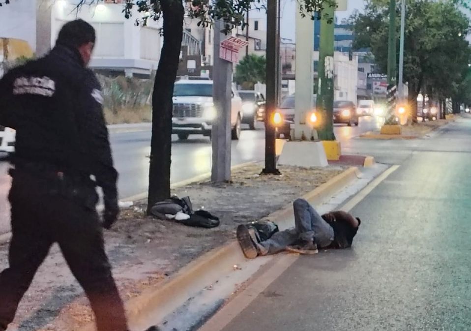Los oficiales municipales retiraron al hombre, de unos 35 años.