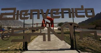 El anuncio se encuentra frente a la escultura de La Puerta, en la cuchilla que divide la avenida Manuel Ordóñez de la Carretera Libre a Saltillo.