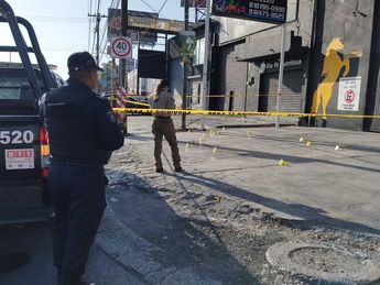 Diversos casquillos de arma de fuego quedaron sobre los cajones de estacionamiento aledaños a los negocios. | Agustín Martínez