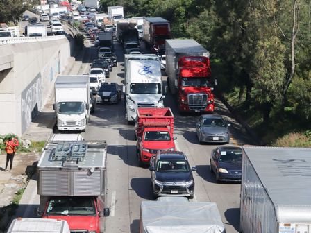 La autopista México-Puebla suele congestionarse, durante las horas pico, tómalo en cuenta / Es Imagen