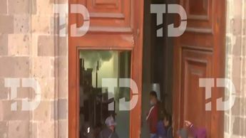 Normalistas de Ayotzinapa irrumpen en Palacio Nacional en CdMx