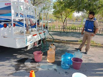Piperos hacen labor titánica para abastecer de agua por crisis en NL / Erik Solheim Rocha