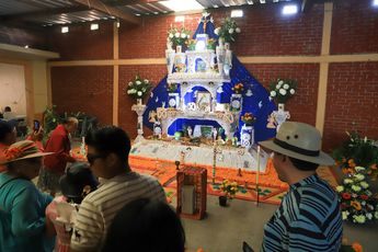 En Huaquechula las familias van al panteón a recoger el alma del difunto y colocarla en la ofrenda / Es Imagen