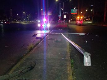 Luminaria caída tras choque de la camioneta. | Leyda Estrada