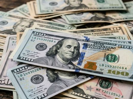 El precio del dólar sirve como referente de la economía mundial. | Gemini IA
