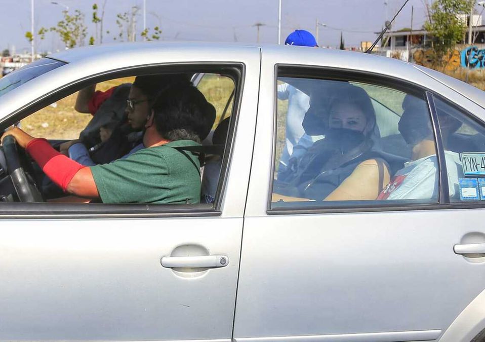 Hasta siete pasajeros ingresan a taxis colectivos en Periférico Ecológico / Andrés Lobato