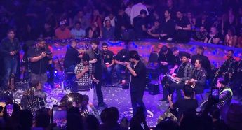 Fue al ritmo de temas como "Me metí al ruedo", "El búho" y "El Gavilán" con los que dio inicio a su concierto.  | Ángel Martínez