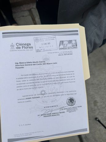 Miguel Quiroga y los vecinos llevaron un oficio a la Secretaría de Comunicaciones y Transportes. | Sandra González