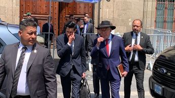 El encargado de México para América del Norte, Roberto Velasco, junto al embajador de Estados Unidos, Ken Salazar, y en el fondo, algunos legisladores